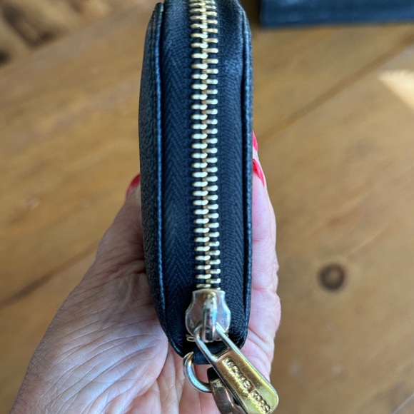 Michael Kors Wristlet Wallet Women. Great condition. Black with dark brown. - Picture 11 of 11